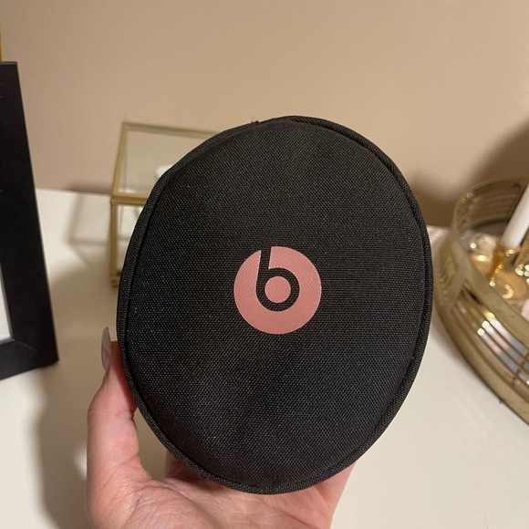 MOVING SALE BEATS ROSE GOLD HEADPHONES - Picture 5 of 9